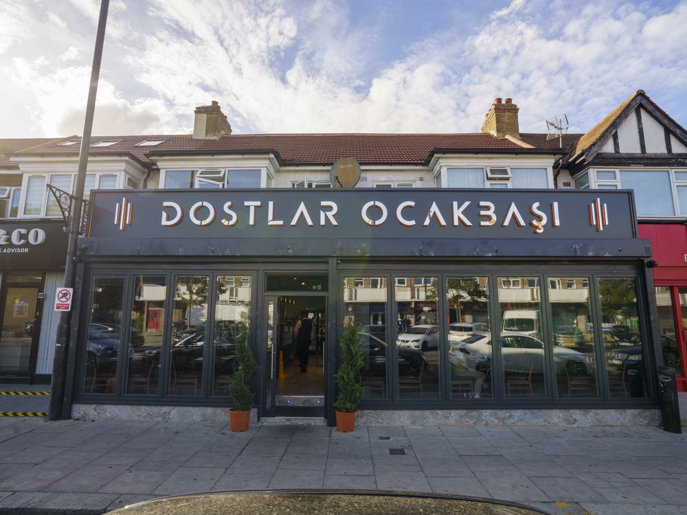 Hertford Road üzerindeki Dostlar Ocakbaşı cephesi