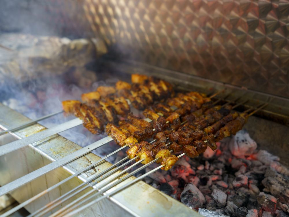 Kömür ateşinde tavuk ve kuzu şişler