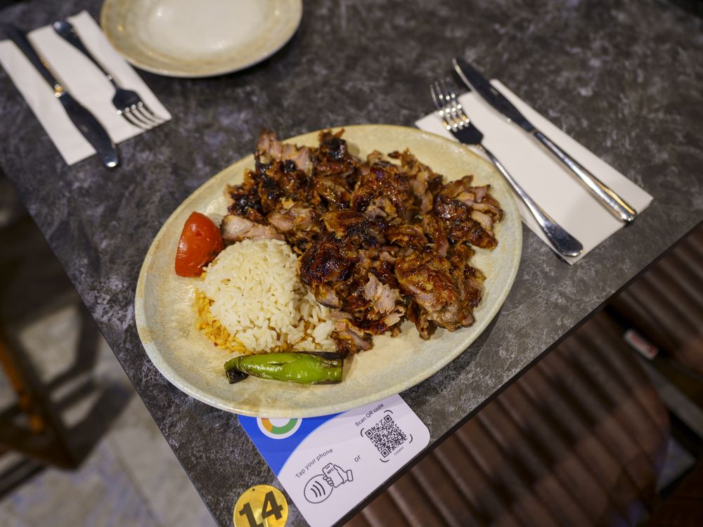 Pilav, közde biber ve domatesle döner tabağı