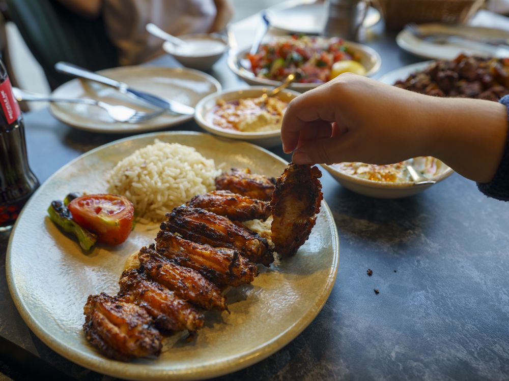 Sofrada kanat tabağı, pilav ve mezeler